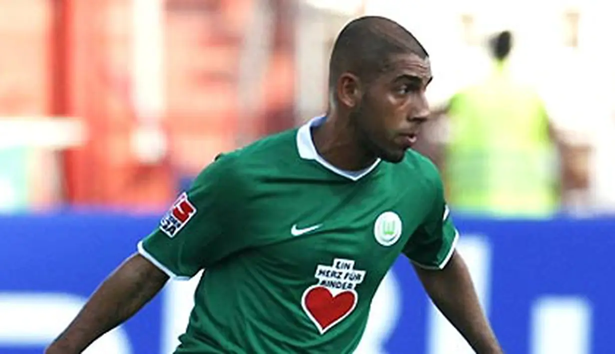 Wolfsburg's Iranian-born striker Ashkan Dejagah controls the ball on September 28, 2008 at Wildparkstadion in Karlsruhe during their Bundesliga match Karlsruhe vs Wolfsburg. Karlsruhe won 2-1. AFP PHOTO/JUERGEN SCHWARZ