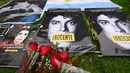 Poster dan bunga diletakkan di luar tempat peristirahatan terakhir Michael Jackson di mausoleum Holly di Terrace Forest Lawn Cemetery, California, Selasa (25/6/2019). Tepat pada hari ini sepuluh tahun yang lalu berita kematian King of Pop Michael Jackson sempat mengguncang dunia. (Robyn Beck/AFP)