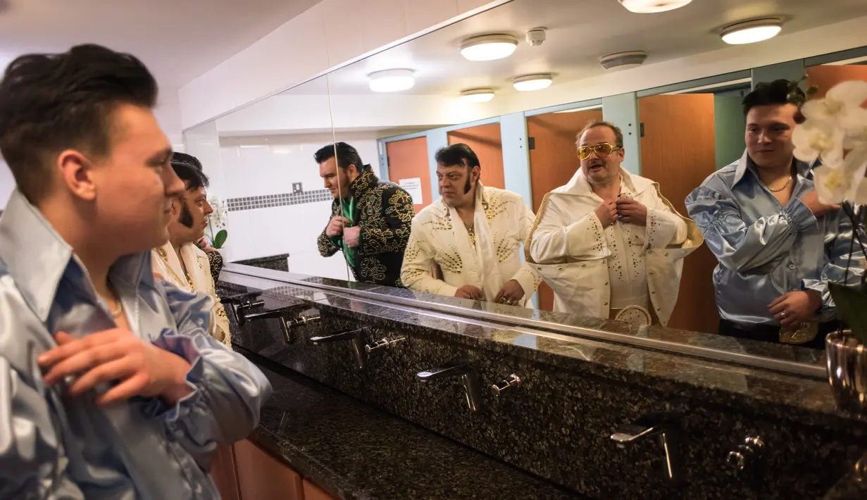 Sejumlah kontestan berdandan sebelum mengikuti Kejuaraan Elvis Eropa di Hilton Metropole Hotel di Birmingham, Inggris (5/1). Acara ini diadakan setiap tahun dan jatuh pada akhir pekan ulang tahun Elvis Presley. (AFP Photo/Oli Scarff)