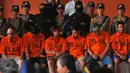 Sejumlah pelaku dijaga ketat oleh pihak kepolisian di Bandara Soekarno Hatta, Tangerang, (16/2). Berbagai jenis barang tersebut nantinya kan dimusnahkan oleh pihak bea dan cukai. (Liputan6.com/Faisal R Syam)