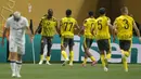 Borussia Dortmund unggul lewat dua gol Serhou Guirassy pada menit ke-14 dan 24. Keunggulan ini bertahan hingga waktu turun minum tiba. (Juan MABROMATA/AFP)