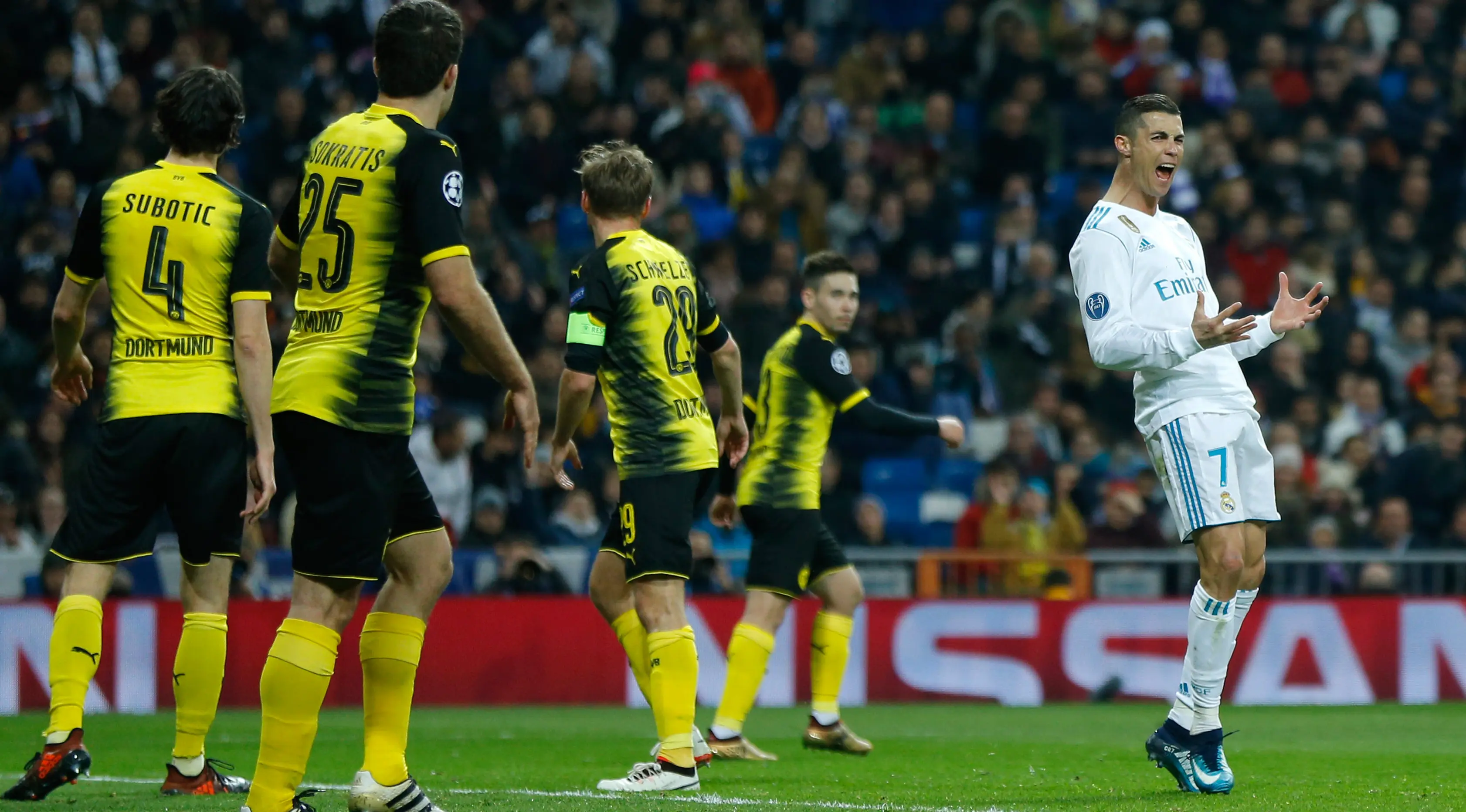 Pemain Real Madrid, Cristiano Ronaldo bereaksi setelah gagal mencetak gol saat menjamu Borussia Dortmund pada matchday terakhir Grup H Liga Champions di Stadion Santiago Bernabeu, Kamis (7/12). Real Madrid menang 3-2. (AP/Francisco Seco)