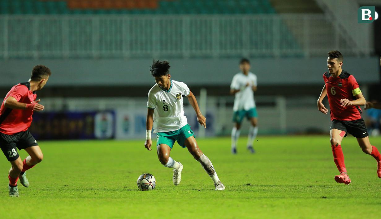 <p>Pemain Timnas Indonesia U-17,&nbsp;Arkhan Kaka&nbsp;berusaha melewati hadangan pemain Timnas Palestina U-17 di laga Grup B Kualifikasi Piala Asia U-17 2023 yang berlangsung di Stadion Pakansari, Bogor, Jumat (7/10/2022). (Bola.com/M Iqbal Ichsan)</p>