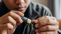 9 Cara Mengatasi Resleting Macet di Jaket, Jadi Solusi Praktis