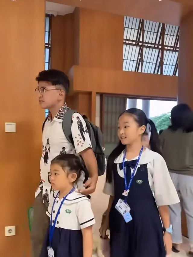 7 Potret Ruben Onsu Semangat Antar Thalia dan Thania Sekolah, Kasih Sayang Seorang Ayah (instagram/ruben_onsu).