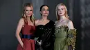 Aktris Elle Fanning (kanan) berpose dengan Michelle Pfeiffer dan Angelina Jolie di karpet merah saat menghadiri pemutaran perdana film Disney "Maleficent: Mistress of Evil" di Teater El Capitan di Hollywood (30/9/2019). (AFP Photo/Kevin Winter)
