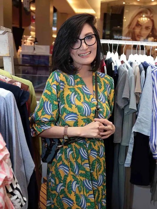 Pemeran Kiki Amalia kini mulai jarang terlihat di layar kaca. Mantan istri Markus Horison itu mengaku tengah menekuni dunia bisnis fashion dan melakoni profesi barunya yaitu disk jockey (DJ). (Deki Prayoga/Bintang.com)