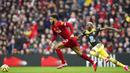 Bek Liverpool, Joe Gomez, berebut bola dengan pemain Southampton, Moussa Djenepo, pada laga Premier League di Stadion Anfield, Sabtu (1/2/2020). Liverpool menang 4-0 atas Southampton. (AP/Jon Super)