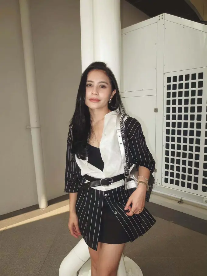 Gaya Smart Casual Prilly Latuconsina Sambil Tenteng Tas Chanel Rp72 Juta-an, Inspirasi Outfit Ngantor yang Stylish