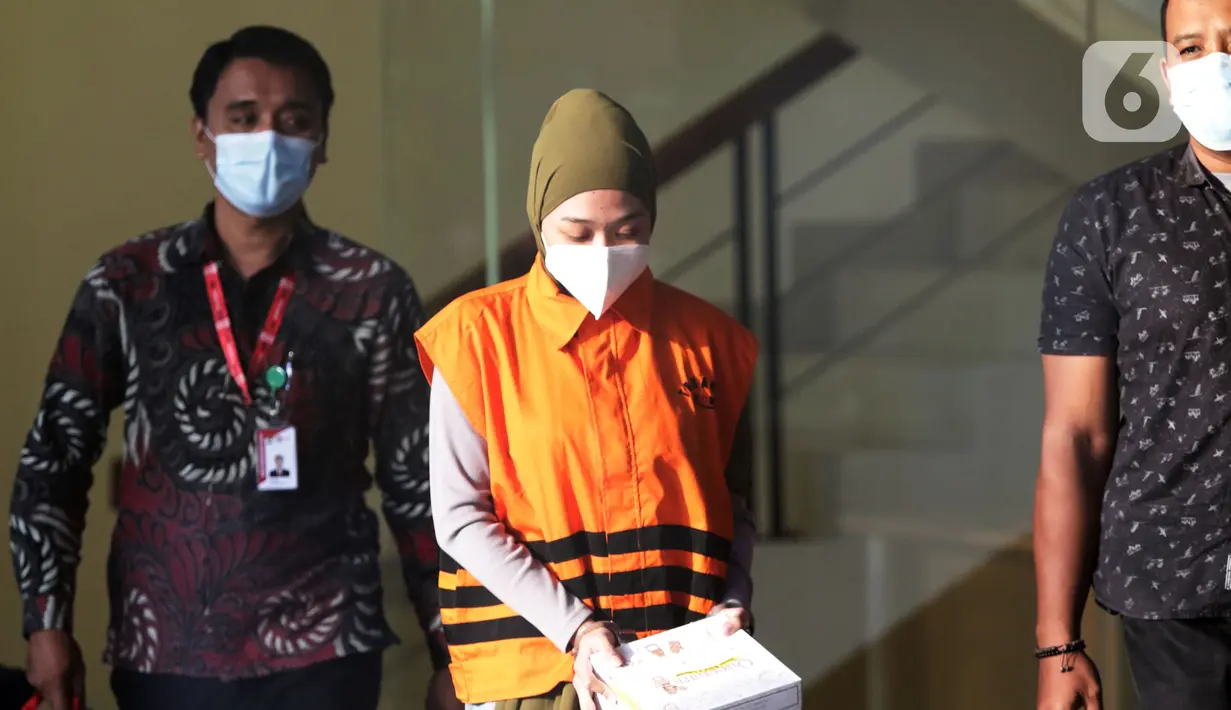 Bendahara Umum DPC Partai Demokrat, Nur Afifah Balqis (tengah) usai menjalani pemeriksaan di Gedung KPK, Jakarta, Kamis (27/1/2022). Nur Afifah Balqis diperiksa terkait kasus dugaan suap pengadaan barang dan jasa serta perizinan di Pemkab Penajam Paser Utara (PPU). (Liputan6.com/Helmi Fithriansyah)