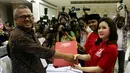 Ketua Umum Partai Solidaritas Indonesia (PSI) Grace Natalie berjabat tangan dengan Ketua KPU Arief Budiman saat menyerahkan berkas pendaftaran PSI sebagai peserta pemilu 2019 ke KPU, Jakarta, Selasa (10/10). (Liputan6.com/Johan Tallo)