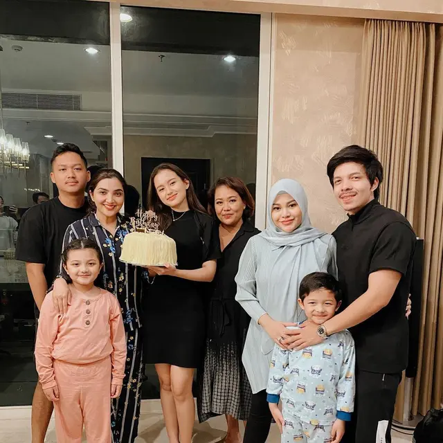 8 Potret Sarah Menzel dengan Keluarga Azriel Hermansyah, Bak Menantu Sendiri