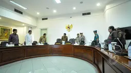 Suasana rapat terbatas   terkait Formulasi Nilai Jual Objek Pajak (NJOP) dan Pajak Bumi dan Bangunan di Istana Kepresidenan, Jakarta, Rabu (1/4/2015). (Liputan6.com/Faizal Fanani)