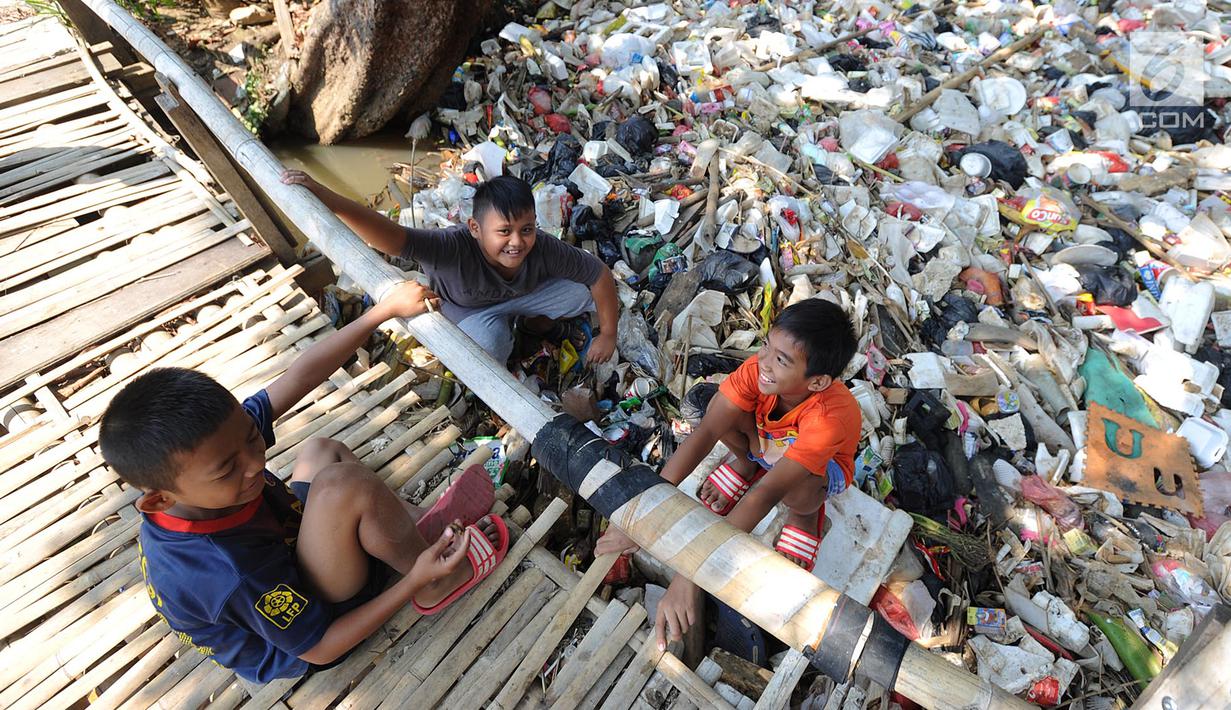 Anak-anak bermain di Sungai Kalibaru di Kampung Bambu Kuning, Bojong Baru, Bogor (12/9). Sungai yang merupakan anak Sungai Ciliwung ini letaknya hanya berjarak 3 km dari ibukota Kabupaten Bogor , Cibinong. (Merdeka.com/Arie Basuki)