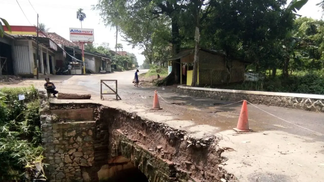Sebulan Ambruk, Jembatan Era Belanda Hanya Ditandai Seutas Tali