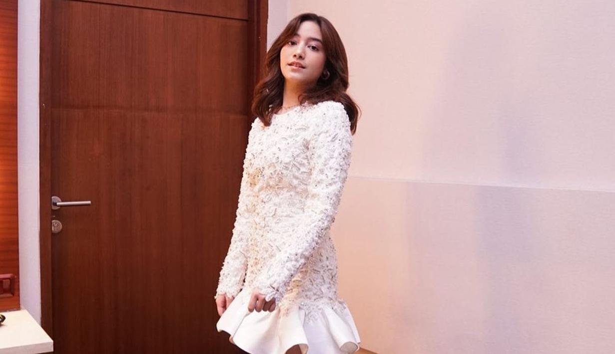 Dannia Salsabilla sendiri mulai dikenal luas publik setelah bermain dalam film Mariposa. Bahkan, penampilan Dannia saat gala premier Mariposa ini terlihat sederhana dengan busana serba putih namun tetap elegan. (Liputan6.com/IG/@danniasalsabilla)