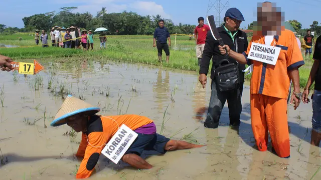 Rekonstruksi saat pelaku mengambil golok yang digunakan untuk membunuh ibunya. (Foto: Liputan6.com/Polres Kebumen/Muhamad Ridlo)