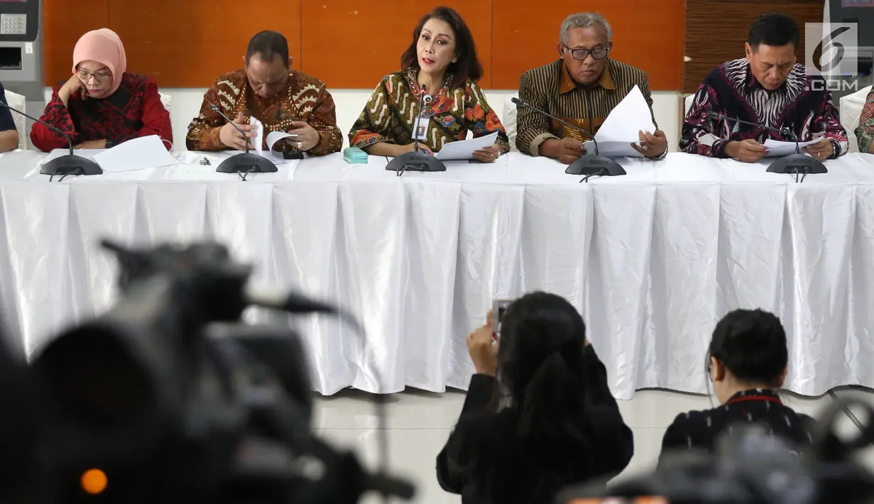 Ketua Pansel KPK Yenti Ganarsih (tengah) memberikan keterangan terkait hasil profile assessment calon pimpinan KPK periode 2019-2023 dalam konferensi pers di Jakarta, Jumat (23/8/2019). Tahapan keempat seleksi calon pimpinan capim KPK telah selesai dan menyisakan 20 nama. (Liputan6.com/Angga Yuniar)