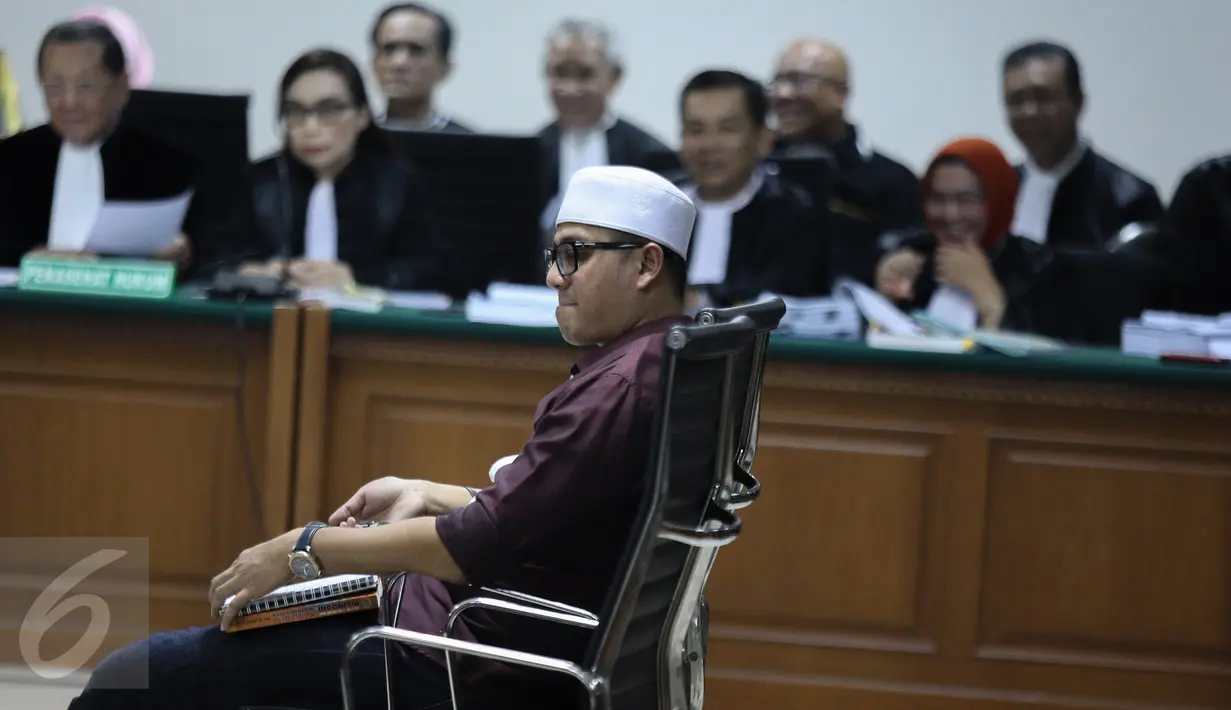 M Yagari Bhastara alias Gary saat menjadi saksi pada sidang perkara dengan terdakwa OC Kaligis di Pengadilan Tipikor, Jakarta, Senin (28/9). Di tengah persidangan, OC Kaligis memecat anak buahnya, Gary. (Liputan6.com/Faizal Fanani)