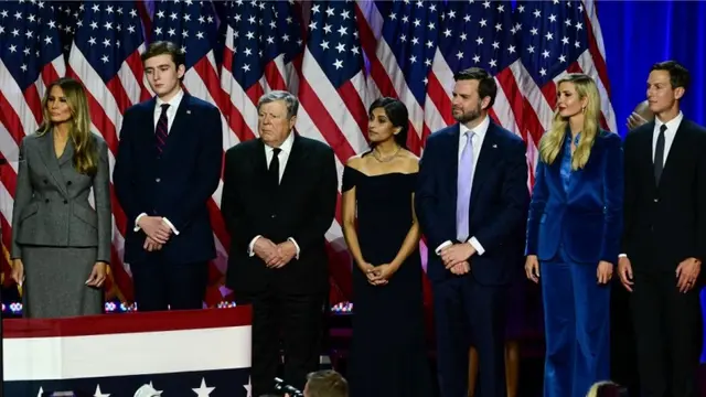 Lebih Tinggi Orangtua dan Keempat Kakaknya, Kemunculan Barron Trump, di Pidato Klaim Kemenangan Donald Trump Bikin Salah Fokus .  foto:    JIM WATSON / AFP