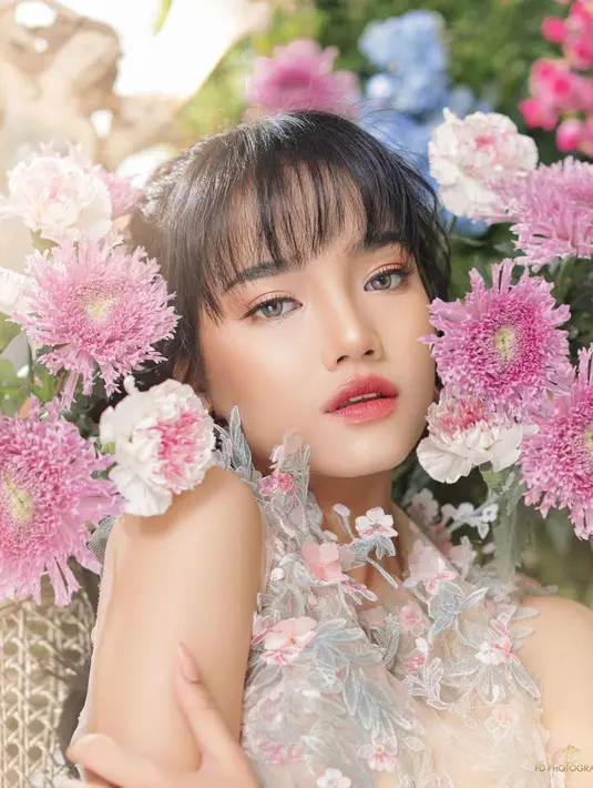Tampil dengan makeup flawless, Fuji terlihat makin menawan. Bahkan tak sedikit netizen yang memujinya mirip dengan salah satu peri dari negeri dongeng, Tinkerbell versi dunia nyata.(Liputan6.com/IG/@fuji_an)