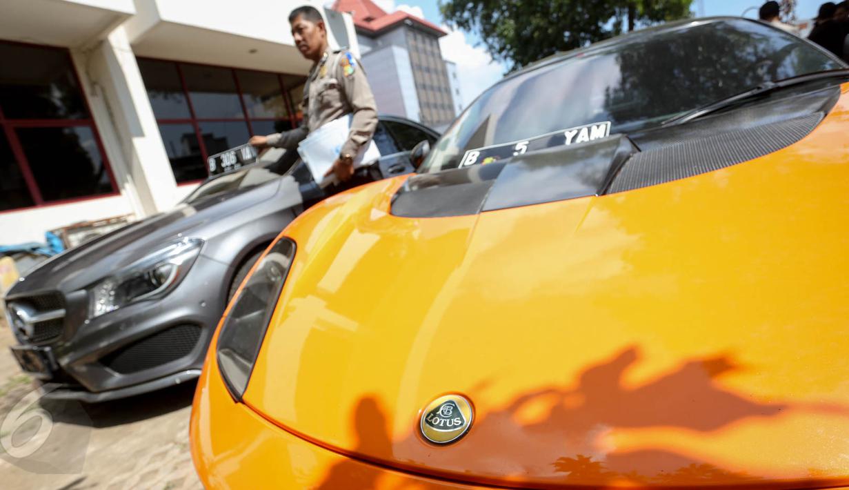 Sejumlah mobil mewah dengan plat nomor palsu berhasil diamankan petugas Satlantas Jakarta Utara dalam operasi yang digelar mulai 27 Mei hingga 11 Juni 2015, Jakarta, Kamis (28/5/2015). (Liputan6.com/Faizal Fanani)