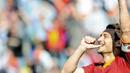 Selebrasi gol striker AS Roma Francesco Totti ke gawang Cagliari dalam lanjutan Serie A Italia yang berlangsung di Olimpico Stadium, 9 Mei 2010. Roma unggul 2-1. AFP PHOTO / ANDREAS SOLARO 