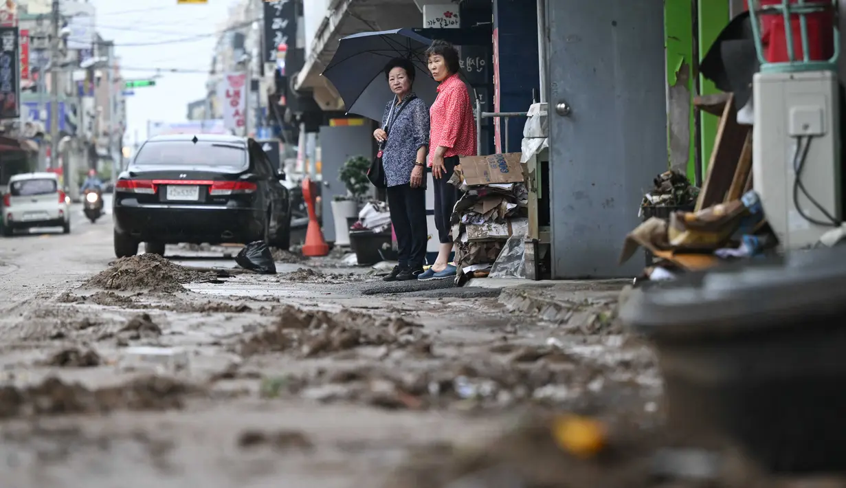 Wilayah Seosan di bagian barat provinsi Chungcheong Selatan menjadi lokasi terparah, dengan intensitas curah hujan mencapai 114,9 milimeter per jam. (Jung Yeon-je/AFP)