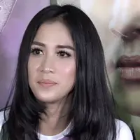 Jika bekerja di malam hari, Fanny Fabriana meninggalkan anaknya di rumah bersama orangtua dan asisten rumah tangga.