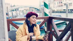 Thalita Latief kini tampil lebih memukau sejak menyandang status janda. Mantan istri Dennis Lyla ini juga makin terlihat bahagia sejak bertemu dengan kekasih barunya sekarang. Saat liburan, Thalita tampil stylish dengan busana dan topi model baret. Gayanya makin colorful dengan pemakaian anting warna-warni. (Liputan6.com/IG/@thalitalatief)