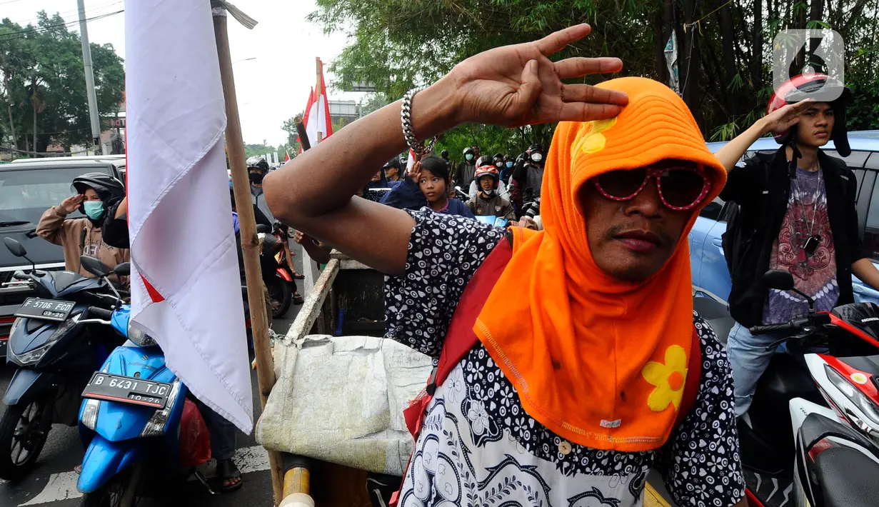 Pengguna jalan melakukan penghormatan saat detik-detik proklamasi 17 Agustus di ruas jalan protokol Jakarta-Bogor, pertigaan Cibinong, Bogor, Jawa Barat, Rabu (17/8/2022). Sejumlah pengguna jalan terlihat turun dari kendaraannya dan melakukan sikap hormat. (merdeka.com/Arie Basuki)
