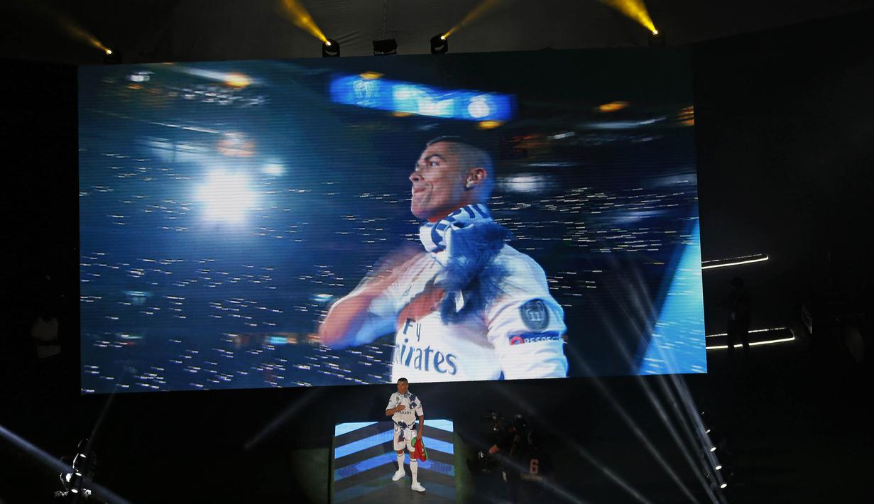 Striker Real Madrid, Cristiano Ronaldo, saat menghadiri perayaan gelar ke-12 Liga Champions di Stadion Santiago Bernabeu, Madrid, Spanyol (04/06/2017). Cristiano Ronaldo merubah gaya rambutnya usai menjuarai Liga Champions. (AP/Francisco Seco)