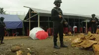 Sejumlah personil Polresta Mamuju bersenjata lengkap mengamankan ibadah Jumat Agung di tenda darurat (Foto: Liputan6.com/Abdul Rajab Umar)
