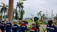 Menteri ESDM Arifin Tasrif memberikan keterangan pers kepada wartawan usai meninjau kondisi terbaru kebakaran tangki Pertamina RU VI Balongan Indramayu. Foto (Liputan6.com / Panji Prayitno)