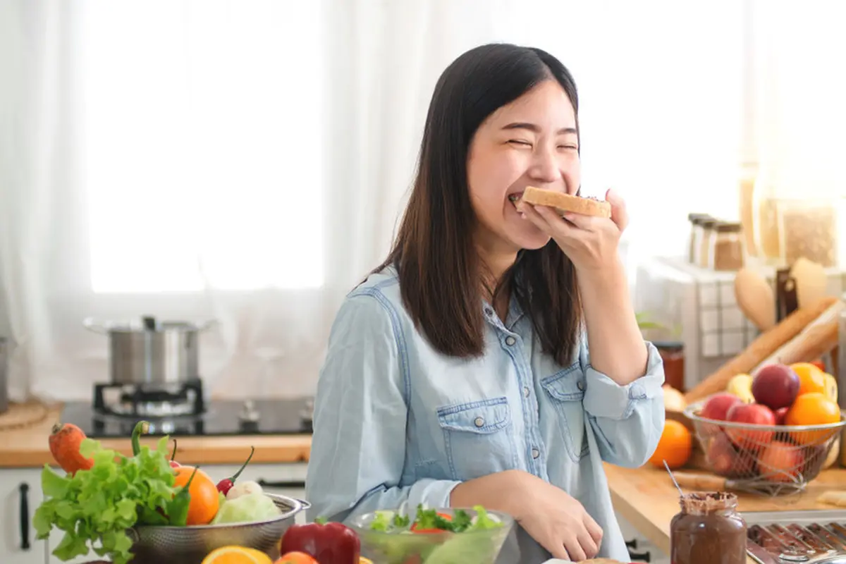perempuan makan