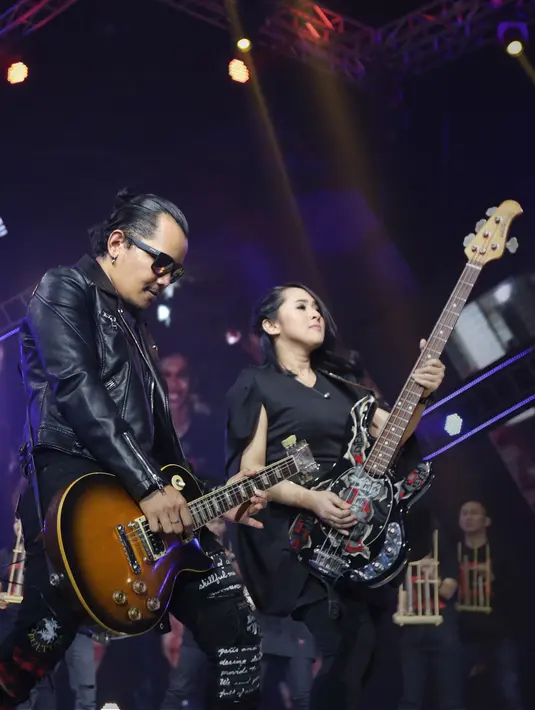 The Biggest Concert Long Live Kotak X Anggun dibuka dengan penampilan Kotak dengan lagu 'Terbang'. Kemudian lagu Beraksi dan Inspirasi Sahabat. Penonton yang dipenuhi Sahabat Kotak mulai berjingkrak menyaksikan idolanya. (Bambang E. Ros/Bintang.com)