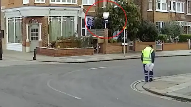 [Bintang] Lagi Sapu Jalanan, Petugas Kebersihan Ini Nyaris Kejatuhan Es Raksasa dari Langit!