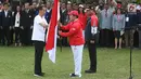 Presiden Joko Widodo  menyerahkan bendera merah putih kepada Ketua Inasgoc Erick Thohir saat melepas Kontingen Indonesia ke Asian Games 2018 Jakarta dan Palembang di Halaman Tengah Istana Merdeka, Jakarta, Rabu (8/8).  (Liputan6.Com/HO/Ricardo Edo)