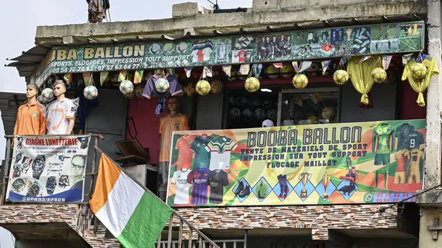 Foto: Ramainya Pernak-Pernik Dagangan Bernuansa Piala Afrika 2023 di Pasar Pusat Kota Pantai Gading