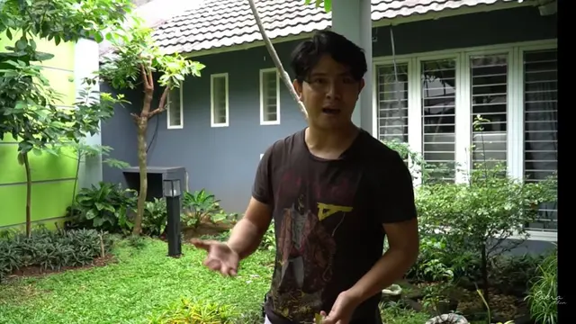 Ada Rumah Pohon, Ini 8 Potret Kediaman Cakra Khan yang Bernuansa Seni
