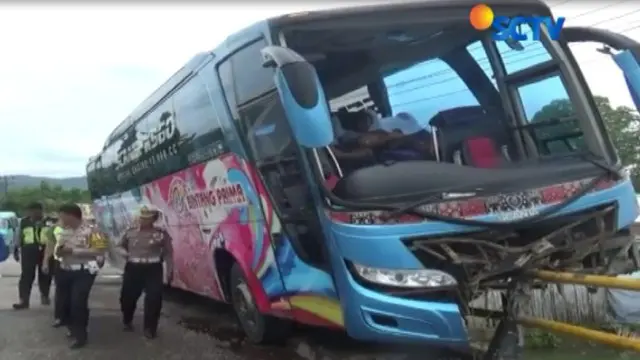 Sebuah bus antar kabupaten menyeruduk pembatas jembatan dan bus yang menyeruduk pembatas jalan itu, nyaris terjun ke sungai di Kabupaten Maros.