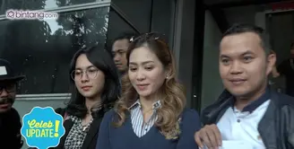 Bunga Zainal merasa kecewa dengan rekan kerjanya, Hari Wiradinata. Awalnya mereka hanya bekerjasama untuk foto kalender, tetapi foto Bunga digunakan untuk produk minyak angin.  