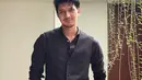 Tampil stylish dengan busana serba hitam mulai dair kemeja, rompi hingga celana, gaya Aditya Zoni ini terlihat cukup berbeda. Ia pun membiarkan rambutnya ditata sedemikian rupa dengan kesan sedikit berantakan namun tetap curi perhatian netizen. (Liputan6.com/IG/@real_aditya1)