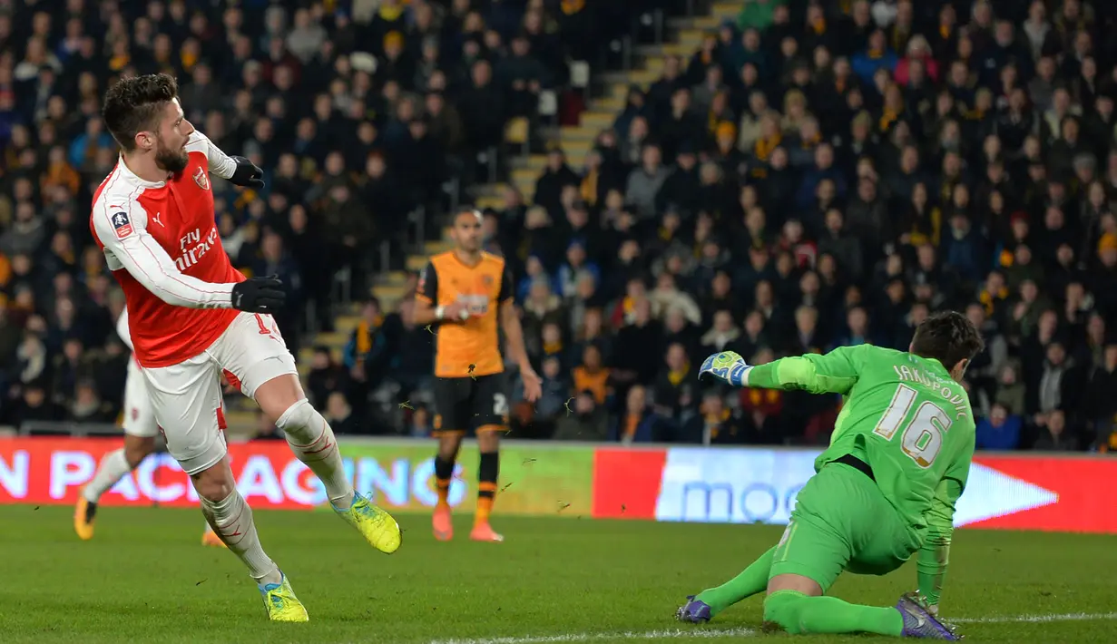 Striker Arsenal, Olivier Giroud, saat mencetak gol ke gawang Hull City dalam partai ulang putaran kelima Piala FA di Stadion KC, Hull City, Rabu (9/3/2016) dini hari WIB. (AFP/Paul Ellis)
