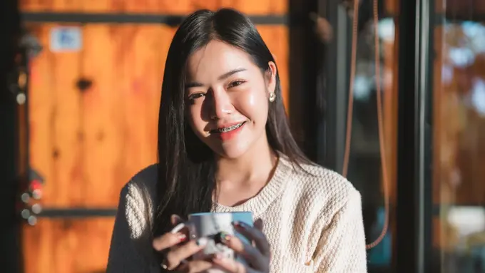 bahagia cantik minum kopi