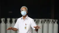 Gubernur Ganjar Pranowo melihat Depo Samator Gas Industri di Bawen, Kabupaten Semarang, Selasa (22/6). Ganjar memastikan ketersediaan oksigen aman untuk kebutuhan rumah sakit di masa pandemi.