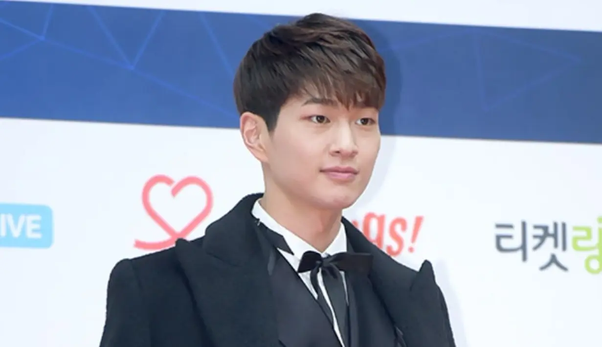 Wanita itu melaporkan peristiwa ini ke pihak yang berwajib pada hari yang sama. Onew pun langsung diinvestigasi oleh pihak kepolisian selama lima jam. (Foto: Soompi.com)