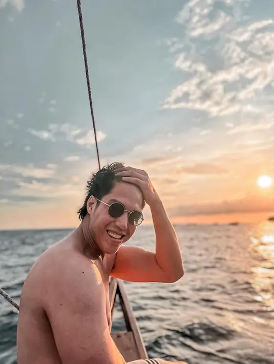 Tak hanya menjajal berkuda di pantai saja, namun El Rumi juga tak melewatkan waktu menikmati sunset di atas kapal pinisi. Tentu saja, unggahan El ini pun tak lepas dari sorotan publik. (Liputan6.com/IG/@elelrumi)