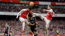 Kaki gelandang Arsenal, Aaron Ramsey, terangkat tinggi mengenai kepala gelandang Leicester, Shinji Okazaki, pada laga Liga Inggris di Stadion Emirates, Inggris, Minggu (14/2/2016). Arsenal berhasil menaklukan Leicester 2-1. (Reuters/Tony O'Brien)