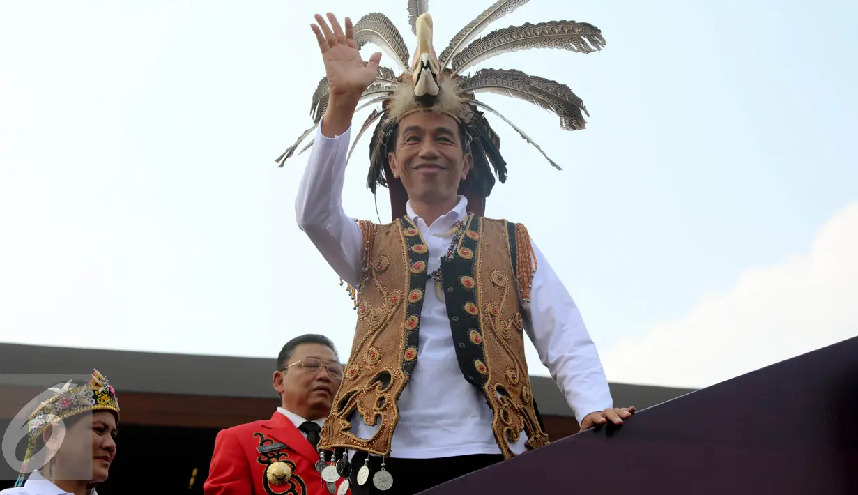 Presiden Joko Widodo melambaikan tangan ke warga dalam Festival Karnaval Khatulistiwa, Pontianak, Sabtu (22/8/2015).Pontianak menjadi tuan pertama Festival Karnaval Khatulistiwa yang diselenggarakan di luar Jakarta. (Liputan6.com/Faizal Fanani)